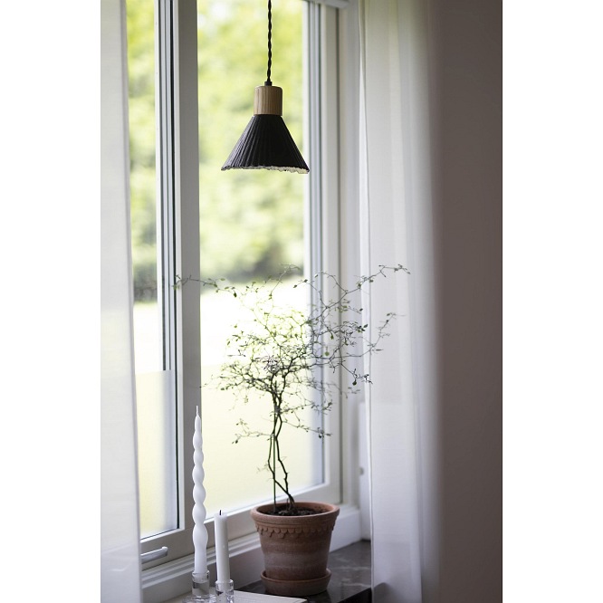 Czarna papierowa lampka wisząca Linnea 16cm w oknie